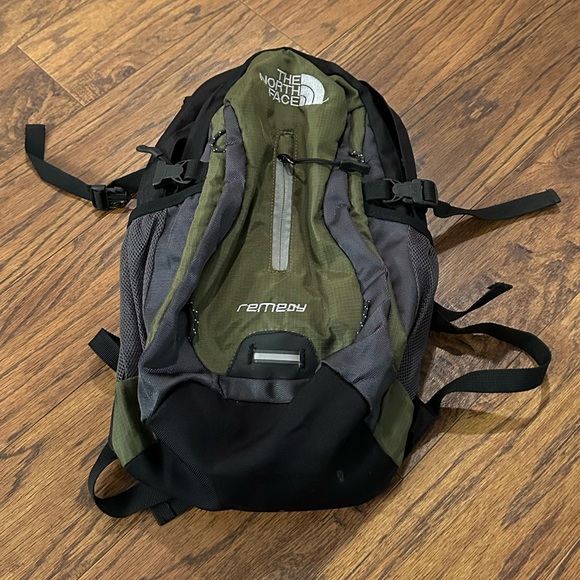 The North Face Remedy Backpack - Green & Black  $25 - Picture 1 of 4